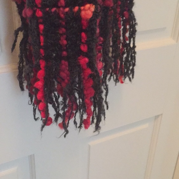This beautiful red and greyish black scarf - Picture 5 of 6